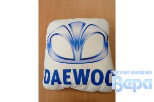 Подушка декоративная с логотипом DAEWOO (35х35мм) флис, холлофайбер